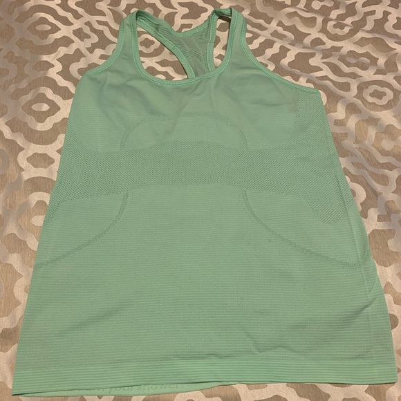 Lululemon workout tank.